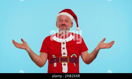 Verwirrt Mann in Weihnachten T-Shirt Gefühl verlegen über zweideutige Frage Zweifel keine Ahnung Stockfoto