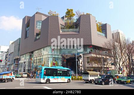 Das Tokyu Plaza Omotesando in Harajuku in Tokio, Japan. Das Gebäude ist ein trendiges Mode-Einkaufszentrum, das für seinen verspiegelten Eingang berühmt ist. Stockfoto