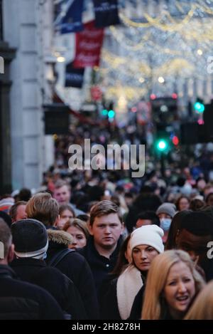 London, Großbritannien, 26th. November 2021. Starke Besucherfrequenz entlang der Regent Street, da Einzelhändler am Black Friday einen Schub erhalten. Bis Sonntagmorgen schienen die mit festlichen Einkäufen beladenen Käufer vom U-Bahn-Streik von Transport for London (TfL), der fünf U-Bahnlinien betrifft, nicht abgeschreckt zu sein. Regent Street und Oxford Street starteten langsam, aber am Nachmittag war es voller Menschen. Kredit: Elfte Stunde Fotografie/Alamy Live Nachrichten Stockfoto