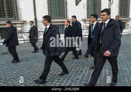 Rom, Italien 27/02/2004: Silvio Berlusconi mit Begleitung, Palazzo Chigi. © Andrea Sabbadini Stockfoto