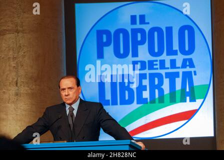 Rom, Italien 19/11/2007: Pressekonferenz Silvio Berlusconi präsentiert auf der Piazza di Pietra die neue Partei "Il popolo delle Libertà". © Andrea Sabbadini Stockfoto