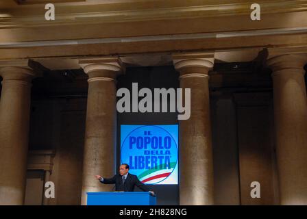 Rom, Italien 19/11/2007: Pressekonferenz Silvio Berlusconi präsentiert auf der Piazza di Pietra die neue Partei "Il popolo delle Libertà". © Andrea Sabbadini Stockfoto