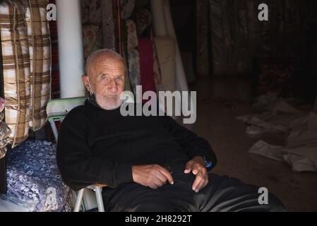 Amman, Jordanien - Oktober 06 2021: Markt in der Innenstadt in der Hauptstadt Amman ist der alte Mann sein Schneidergeschäft mit Nähmaschine und Textilien Stockfoto