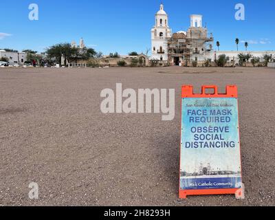 Soziale Distanzierungsschild auf dem Parkplatz der Kirche von Tucson. Stockfoto