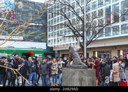 Die Statue von Hachiko, dem treuen Hund in Shibuya neben Shibuya Crossing. Hachiko war ein Stockfoto