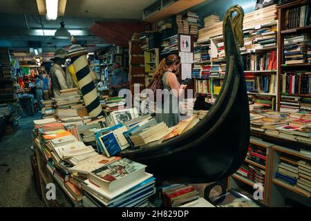 Venice, Italia - nov, 2021 Antike Buchhandlung in Venedig mit allen Büchern. Hochwertige Fotos Stockfoto