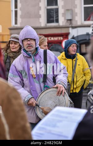 Bantry, West Cork, Irland. 26th Dez 2021. Schöne Atmosphäre in Bantry heute haben sich Einheimische versammelt, um einen Flash Mob zu machen und das Lied Danser Encore aufzuführen, das Lied wurde in drei Sprachen aufgeführt, Französisch, Englisch und Irisch. Kredit: Karlis Dzjamko/Alamy Live Nachrichten Stockfoto