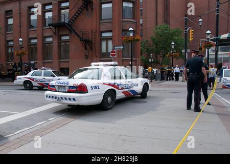 Toronto, Ontario, Kanada - 06/04/2010: Polizeistreifen und Polizeiautos, die aufgestellt wurden, um das Gebiet zu blockieren Stockfoto