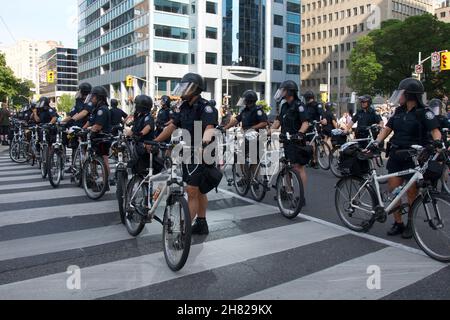 Toronto, Ontario, Kanada - 06/25/2010 : die Polizei benutzte Fahrräder, um Tausende von Aktivisten zu kontrollieren, die vor der Demonstration an der University Avenue entlang marschierten Stockfoto