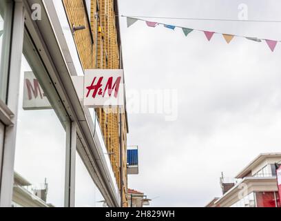 Alingsås, Schweden - Juli 27 2021: HM-Schild vor einem Geschäft Stockfoto