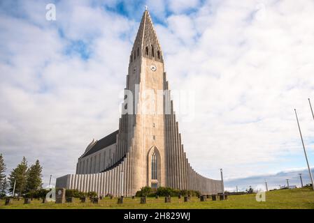 Hallgrimskirkja Kirche an einem bewölkten Sommertag Stockfoto