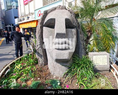 Die Moyai-Statue in Shibuya in der Nähe des JR-Bahnhofs, gestiftet von den Bewohnern der Niijima-Insel der Izu-Inseln. Stockfoto