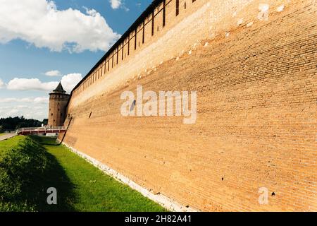 Kolomna, Russland - nov, 2021: Die Überreste einer Backsteinmauer in Kolomna. Hochwertige Fotos Stockfoto