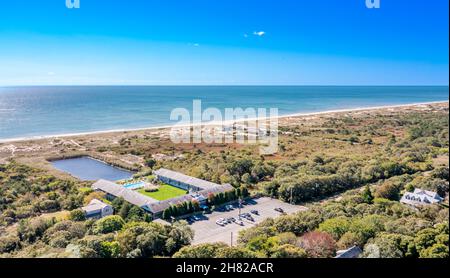 Eine Luftlandschaft von Amagansett Beach und Ocean Dunes Apartments Stockfoto