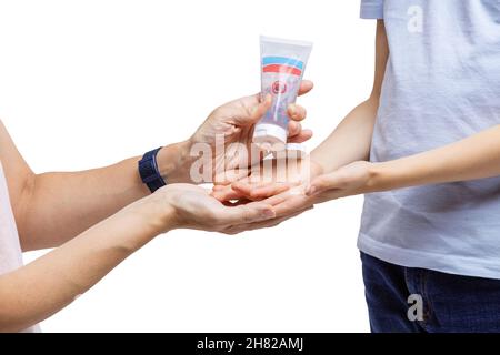 Beschnittene Ansicht einer Frau, die antibakterielles Handdesinfektionsgel auf die Hände des Sohnes anwendet Stockfoto