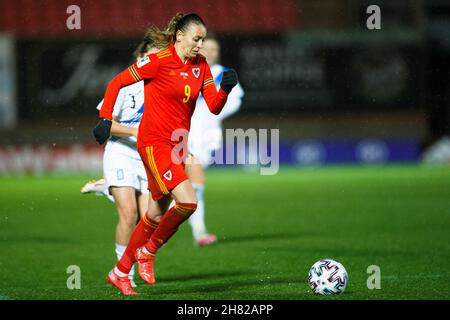 Llanelli, Großbritannien. 26. November 2021. Kayleigh Green aus Wales während des WM-Qualifikationsspiel von Wales gegen Griechenland. Kredit: Gruffydd Thomas/Alamy Stockfoto