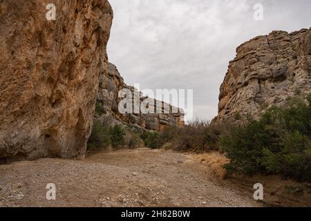 The High Cliff Walls of Devils Den im Big Bend National Park Stockfoto