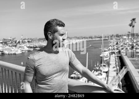 Ein Urlaub, der sich lohnt. Schöner Kerl genießen Sommer im Freien. Sommerurlaub Stockfoto