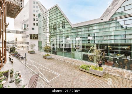 Stilvolle, mehrstöckige Gebäude mit Fahrradstellplätzen Stockfoto