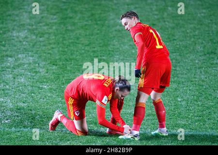 Llanelli, Großbritannien. 26. November 2021. Kayleigh Green aus Wales führt den Kampf von Jess Fishlock während des WM-Qualifikationsspiel von Wales gegen Griechenland. Kredit: Gruffydd Thomas/Alamy Stockfoto