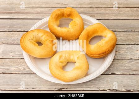 Pandebono ist eine charakteristische Mischung des Departements Valle del Cauca, die auch in ganz Kolumbien zubereitet wird. Obwohl es Brot genannt wird, Stockfoto