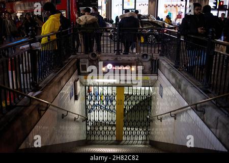 London, Großbritannien. 26th. November 2021. Der Oxford Circus schloss aufgrund des Londoner U-Bahnstreiks als eingeschränkter Service.der Londoner U-Bahnverkehr ist weiterhin von den Streiks der U-Bahnfahrer der Linien Victoria, Jubilee, Central, Northern und Piccadilly betroffen. Die Arbeitsstreiks werden von der Gewerkschaft Rail, Maritime and Transport (GMT) wegen des Streiks über die Dienstliste der Nachtrohre ausgerufen. Kredit: SOPA Images Limited/Alamy Live Nachrichten Stockfoto