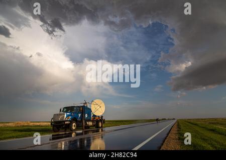 Ein Doppler-on-Wheels-Truck scannt einen Sturm in der Nähe von Wheeler, Kansas, 23. Mai 2020. Stockfoto