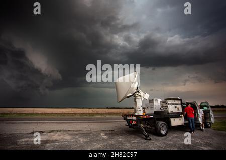 Forscher der University of Oklahoma scannen einen supercell-Sturm mit einem mobilen Radargerät in der Nähe von Mountain View, Oklahoma, 2. Mai 2018. Stockfoto