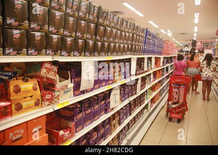 salvador, bahia, brasilien - 26. november 2021: Kunden kaufen in einem Supermarktregal in der Stadt Salvador ein. Stockfoto