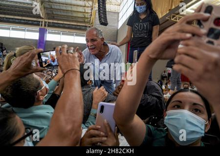 Tegucigalpa, Honduras. 26th. November 2021. Der Präsidentschaftskandidat der regierenden Nationalpartei (Partido Nacional) Nasry Asfura spricht mit einer Menge von Unterstützern. Am 28th. November wird Honduras Parlamentswahlen abhalten, um den nächsten Präsidenten, den Kongress und die nächsten Kommunalverwaltungen zu wählen. (Foto von Camilo Freedman/SOPA Images/Sipa USA) Quelle: SIPA USA/Alamy Live News Stockfoto