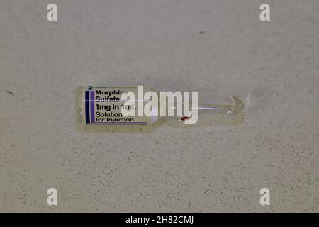 Eine Glaspampulle aus Morphinsulfatlösung, die 1mg in 1ml Konservierungsmittel enthält und frei für die intrathekale (spinale Epidurallösung) Verwendung ist Stockfoto