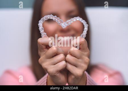 Frau mit perfektem Lächeln nach unsichtbarer invisalign Aligner Behandlung Stockfoto
