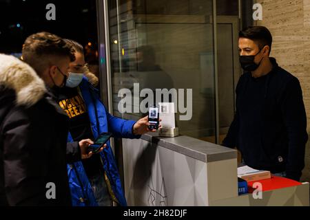 Freiburg Im Breisgau, Deutschland. 26th. November 2021. Ein Besucher eines Clubs scannt mit der Luca-App auf seinem Smartphone einen QR-Code, um im Club „Neko“ des Betreibers Pino Raia (r) einzuchecken. Quelle: Philipp von Ditfurth/dpa/Alamy Live News Stockfoto