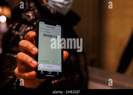 Freiburg Im Breisgau, Deutschland. 26th. November 2021. Ein Clubbesucher scannt mit der Luca-App auf seinem Smartphone einen QR-Code, um im Club 'Neko' einzuchecken. Quelle: Philipp von Ditfurth/dpa/Alamy Live News Stockfoto