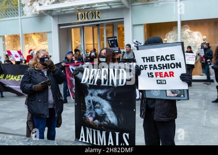 New York, NY, USA. 26th. November 2021. PETA-Demonstranten mit Stierkampfhörnern, Transparenten und Schildern protestieren vor dem Dior-Laden auf der Fifth Avenue. Quelle: Ed Lefkowicz/Alamy Live News Stockfoto