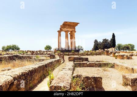 Panorama-Sehenswürdigkeiten des Tempels von Dioscuri (Tempio dei Dioscuri) im Tal der Tempel, Agrigento, Sizilien, Italien, Stockfoto