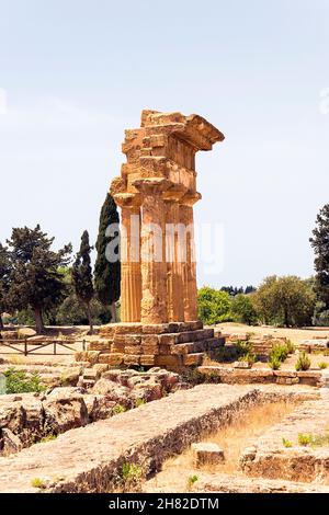 Panorama-Sehenswürdigkeiten des Tempels von Dioscuri (Tempio dei Dioscuri) im Tal der Tempel, Agrigento, Sizilien, Italien, Stockfoto