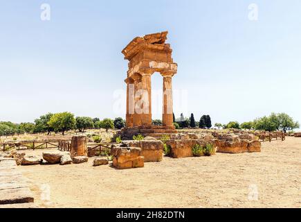 Panorama-Sehenswürdigkeiten des Tempels von Dioscuri (Tempio dei Dioscuri) im Tal der Tempel, Agrigento, Sizilien, Italien, Stockfoto