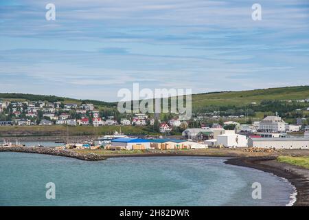 Blick über die Küste der Stadt Husavik im Norden Islands Stockfoto