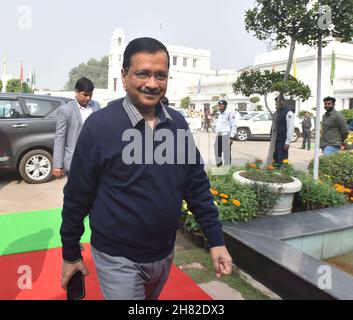 Neu-Delhi, Indien. 26th. November 2021. NEU-DELHI, INDIEN - 26. NOVEMBER: Der Premierminister von Delhi Arvind Kejriwal kommt zur Versammlung von Delhi, um am 26. November 2021 in Vidhan Sabha in Neu-Delhi, Indien, an der Sonderversammlung von Delhi teilzunehmen. (Foto: Sonu Mehta/Hindustan Times/Sipa USA) Quelle: SIPA USA/Alamy Live News Stockfoto