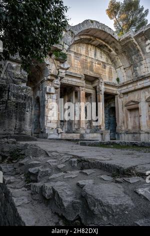 Detail der Ruinen des römischen Tempels von Diana in den Jardins de la Fontaine (Gärten des Brunnens), Nîmes, Südfrankreich Stockfoto