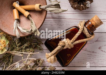Draufsicht auf verschiedene Kräuter und ätherisches Öl für Geist Körper und Seele Heilung Homöopathie alternative Medizin auf Holz Tabelle mit Kopierbereich Stockfoto