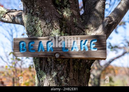 Schild zum Bear Lake entlang des Superior Hiking Trail in Minnesota Stockfoto