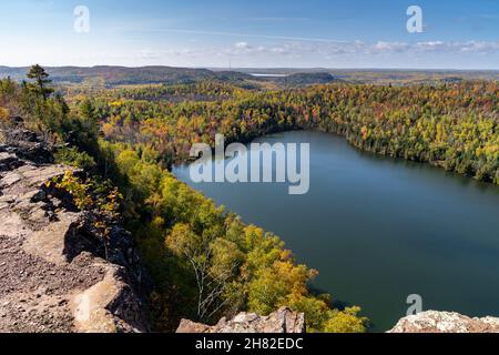 Bean and Bear Lakes entlang des Superior Hiking Trail in Minnesota im Herbst Stockfoto