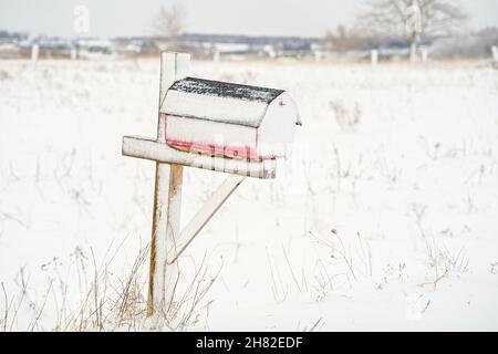 Briefkasten raus in einer ländlichen Winterlandschaft. Stockfoto