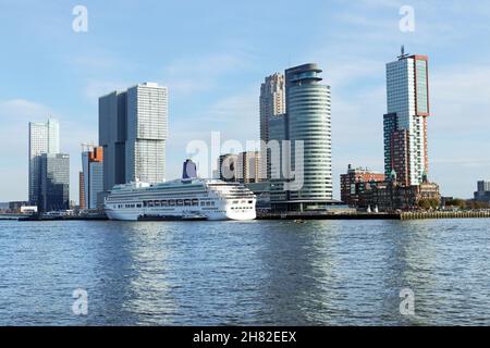 ROTTERDAM, NIEDERLANDE - 20. Nov 2019: Rotterdam, Niederlande: Panoramablick auf den Fluss Muese mit links dem historischen Fährhafen (Veerhaven), der Stockfoto