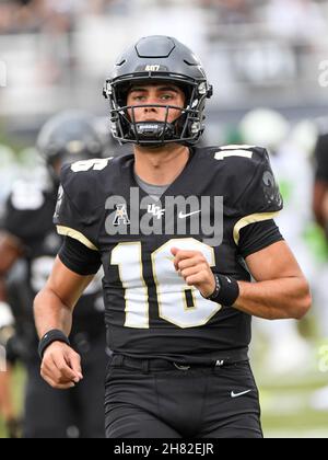 Orlando, FL, USA. 26th. November 2021. Central Florida Quarterback Mikey Keene (16) vor dem Beginn des 1st. Halbjahres-NCAA-Fußballspiels zwischen den USF Bulls und den UCF Knights im Bounce House in Orlando, FL. Romeo T Guzman/Cal Sport Media/Alamy Live News Stockfoto