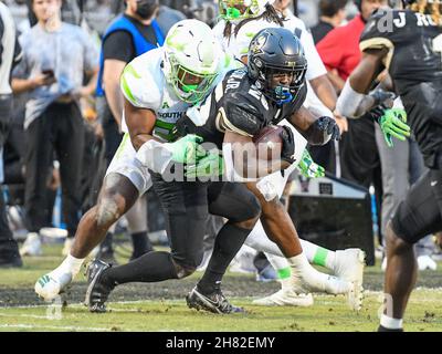 Orlando, FL, USA. 26th. November 2021. Central Florida läuft Johnny Richardson (25) während des 1st. HalbnCAA-Fußballspiels zwischen den USF Bulls und den UCF Knights im Bounce House in Orlando, FL zurück. Romeo T Guzman/Cal Sport Media/Alamy Live News Stockfoto