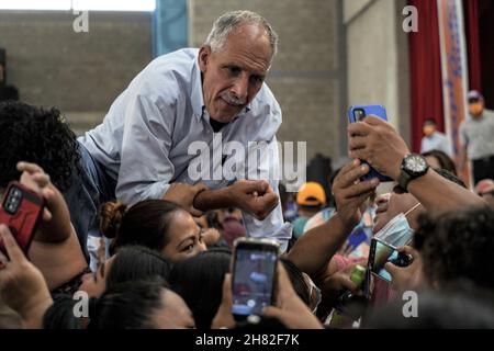 Tegucigalpa, Honduras. 26th. November 2021. Nasry Asfura, Kandidat der regierenden National Party, spricht während einer Wahlkundgebung mit den Aktivisten seiner Partei. Am Sonntag, den 28. November, wird Honduras den Nachfolger von Präsident Juan Orlando Hernández wählen. Quelle: Camilo Freedman/dpa/Alamy Live News Stockfoto