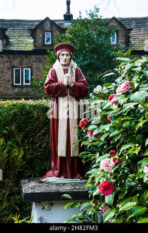 Garten bei English Martyrs R.C. Kirche in Whalley mit Statuen von St. Peter und St. Teresa Stockfoto